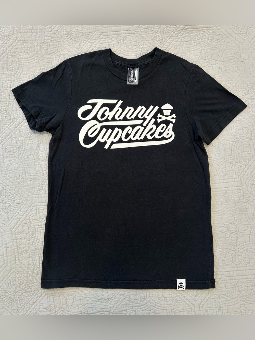Johnny Cupcakes Men’s Medium Spellout Logo T-Shirt Black and White Crossbones